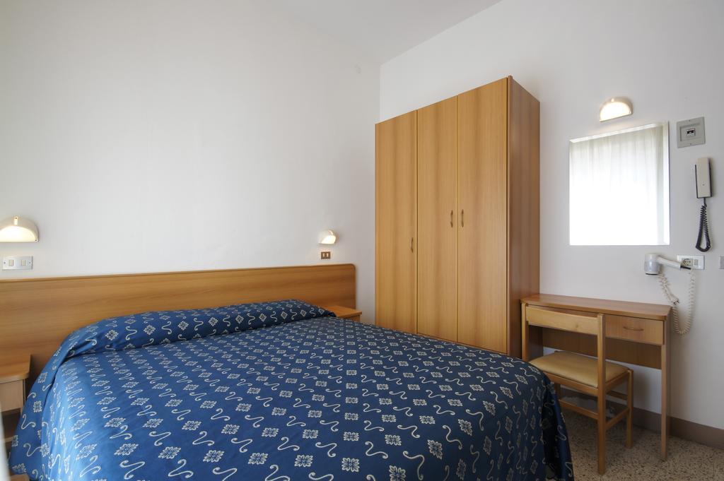Hotel Fattori Cesenatico Habitación foto