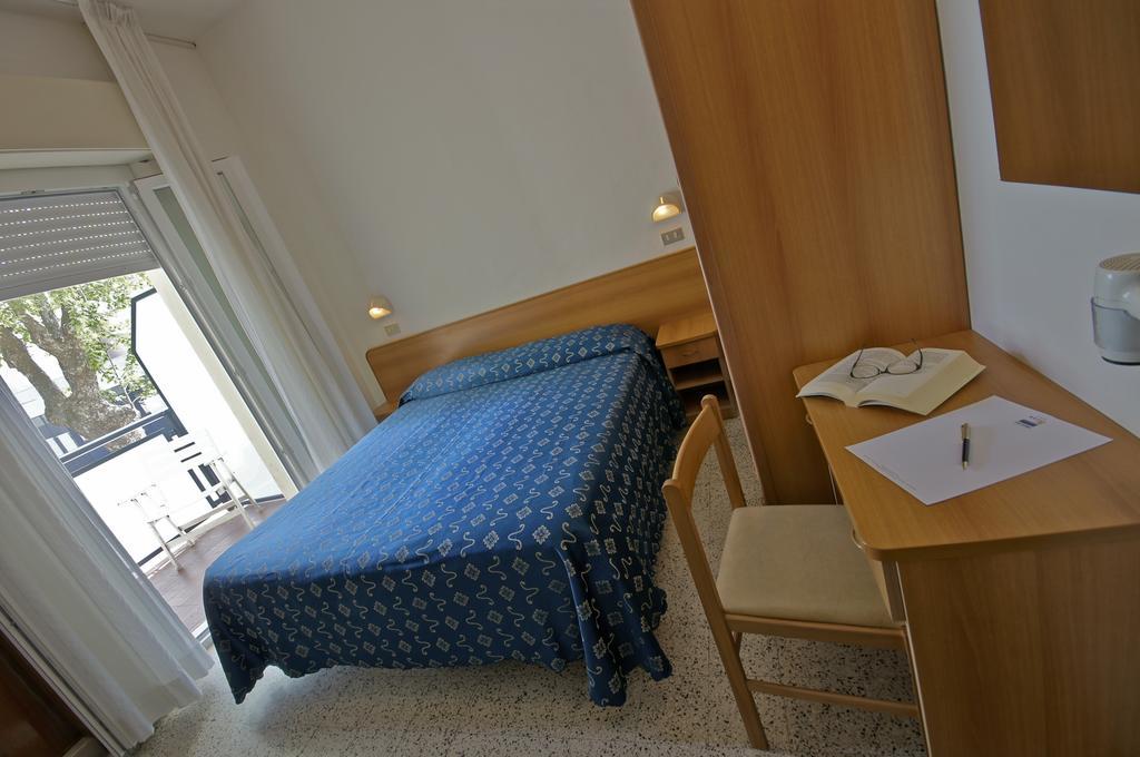 Hotel Fattori Cesenatico Habitación foto